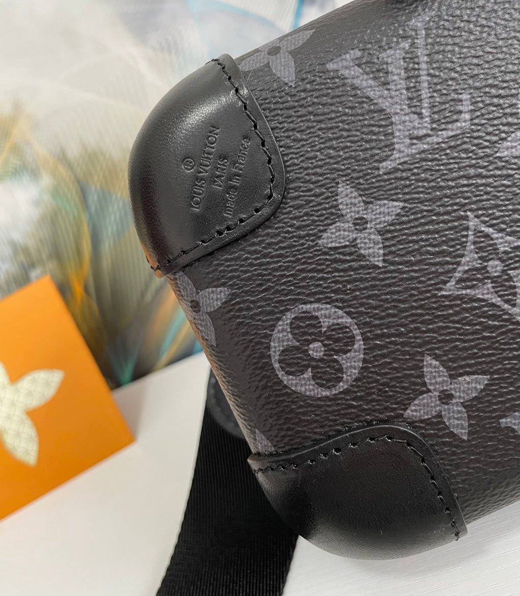 Louis Vuitton Horizon Clutch Monogram Eclipse For Men, Bags, Shoulder And Crossbody Bags 8.3in/21cm Louis Vuitton M45579