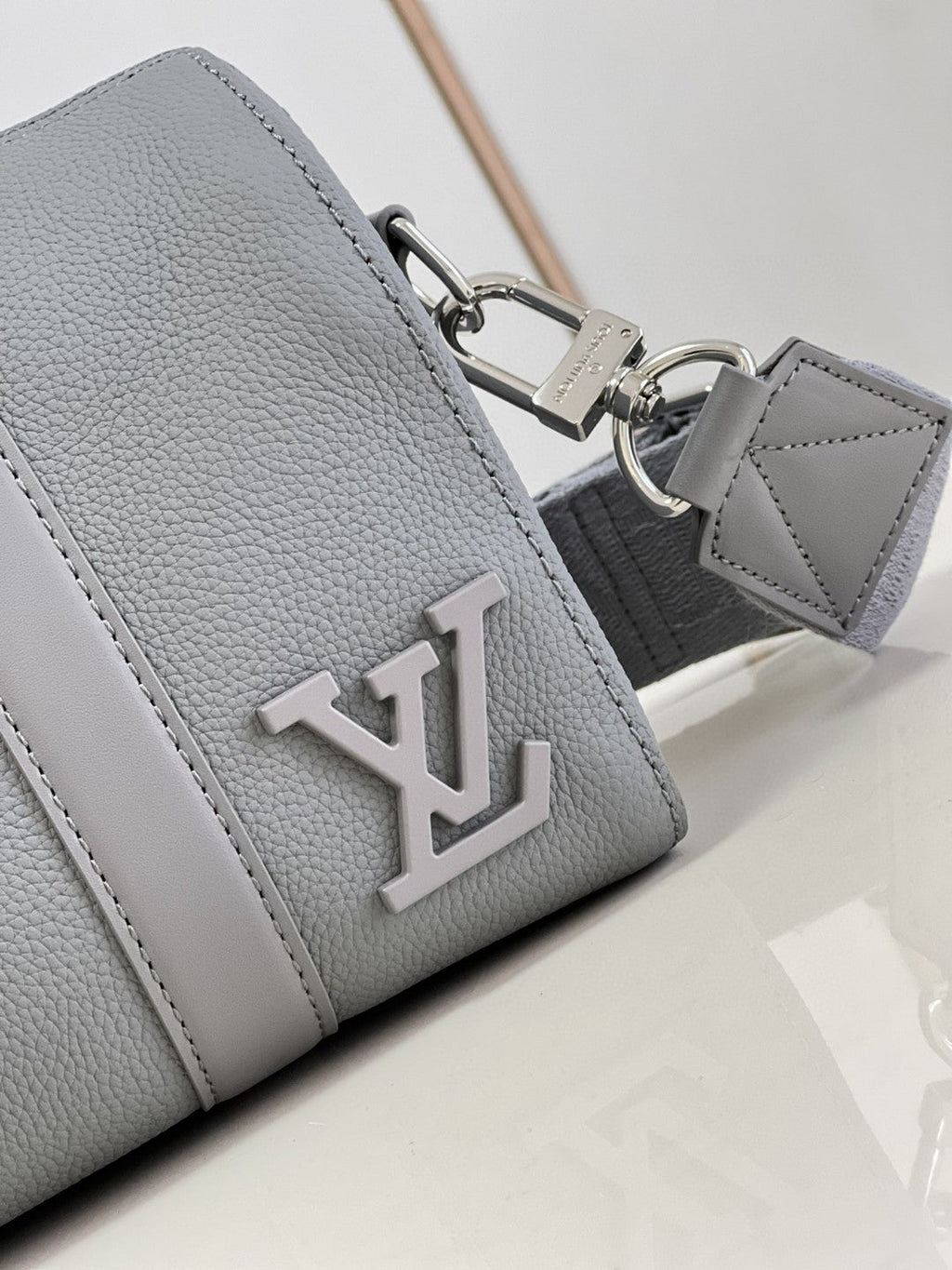 Louis Vuitton City Keepall Aerogram Grey For Men, Bags, Shoulder And Crossbody Bags 10.6in/27cm Louis Vuitton M59328