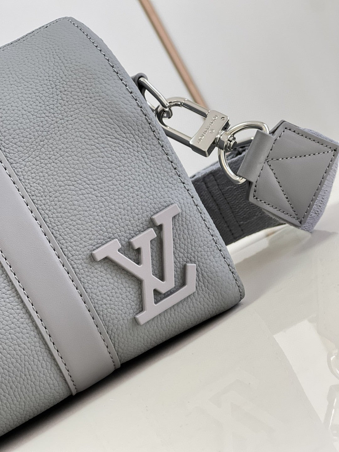 Louis Vuitton City Keepall Aerogram Grey For Men, Bags, Shoulder And Crossbody Bags 10.6in/27cm Louis Vuitton M59328