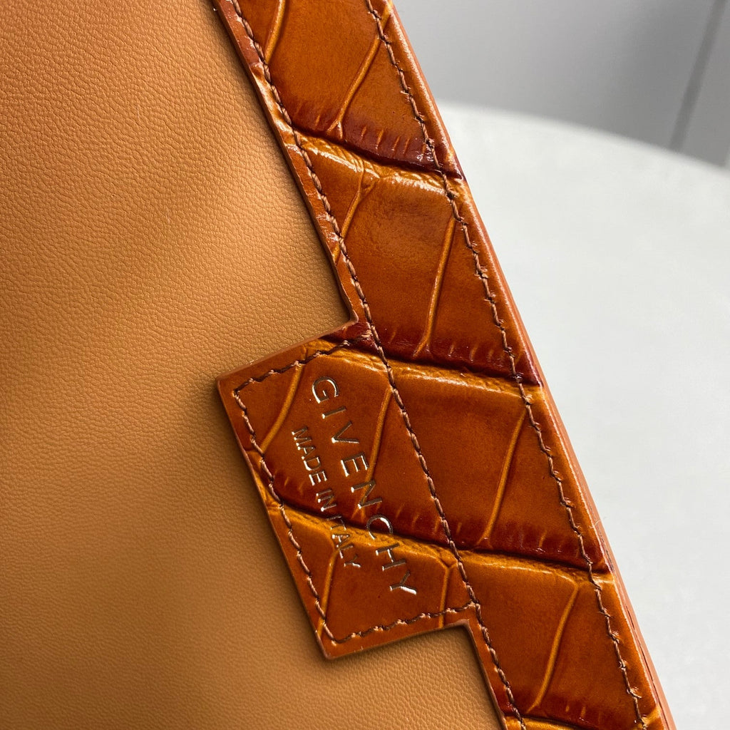 gv Small Cut Out Bag Cramel Brown For Women, Handbags, Shoulder Bags 10.6in/27cm GVCÃ‚Â 