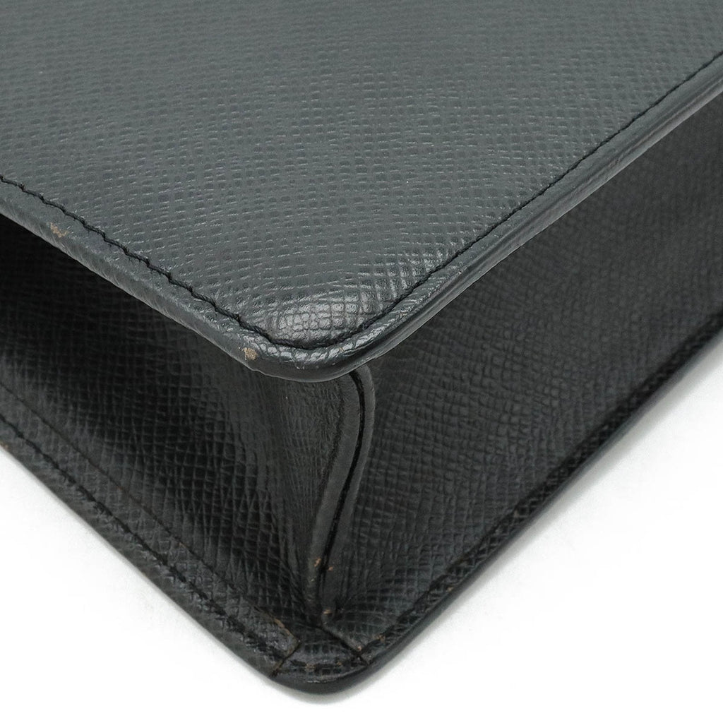 Louis Vuitton Taiga  Leather Clutch Bag