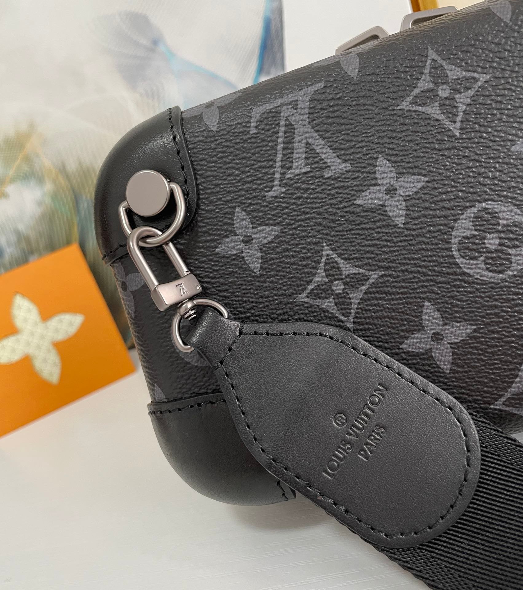 Louis Vuitton Horizon Clutch Monogram Eclipse For Men, Bags, Shoulder And Crossbody Bags 8.3in/21cm Louis Vuitton M45579