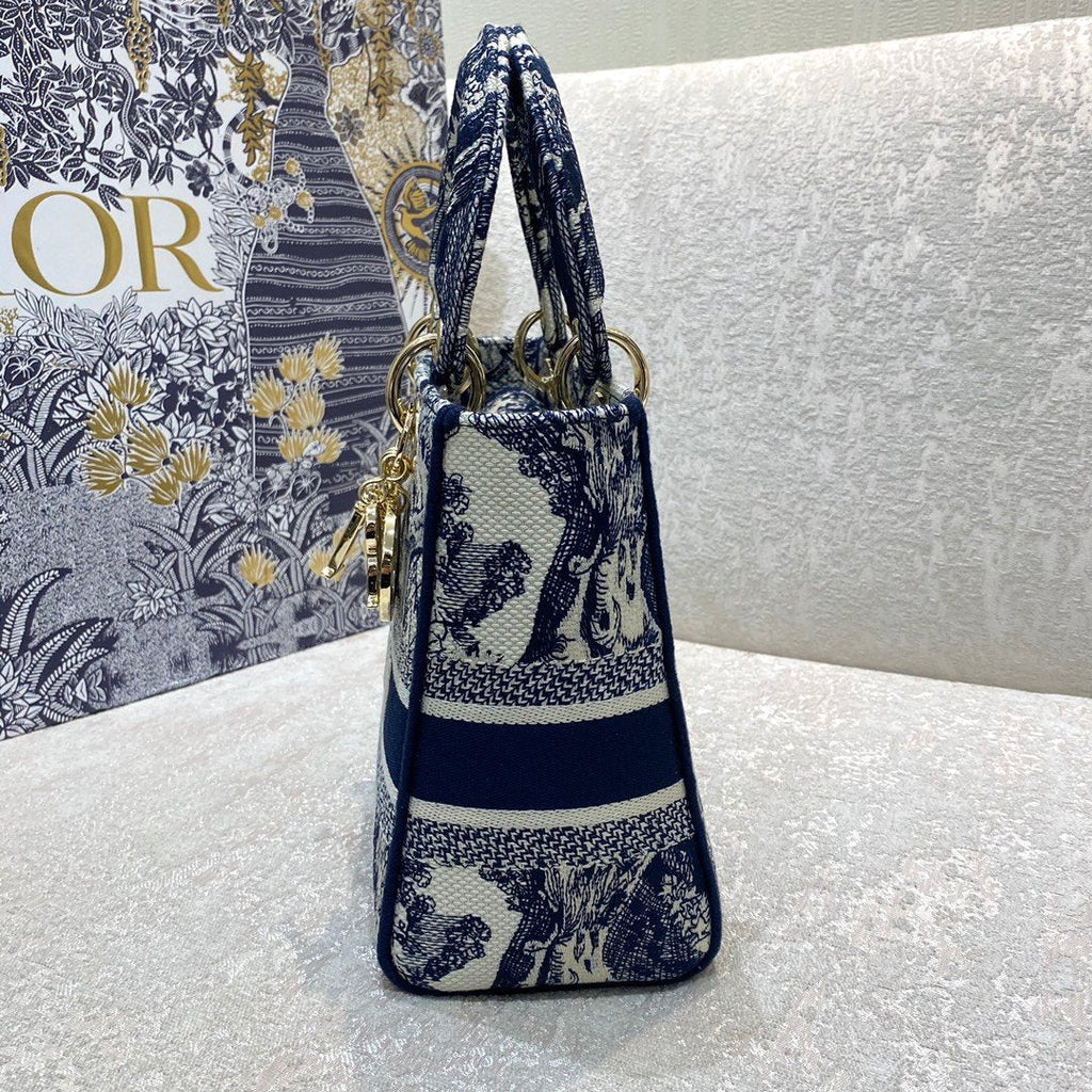 Dior MeDiorum Lady D-Lite Bag Blue Toile de Jouy Reverse Embroidery, Blue Handbags, Crossbody Bags, 24cm CD M0565ORGO_M928