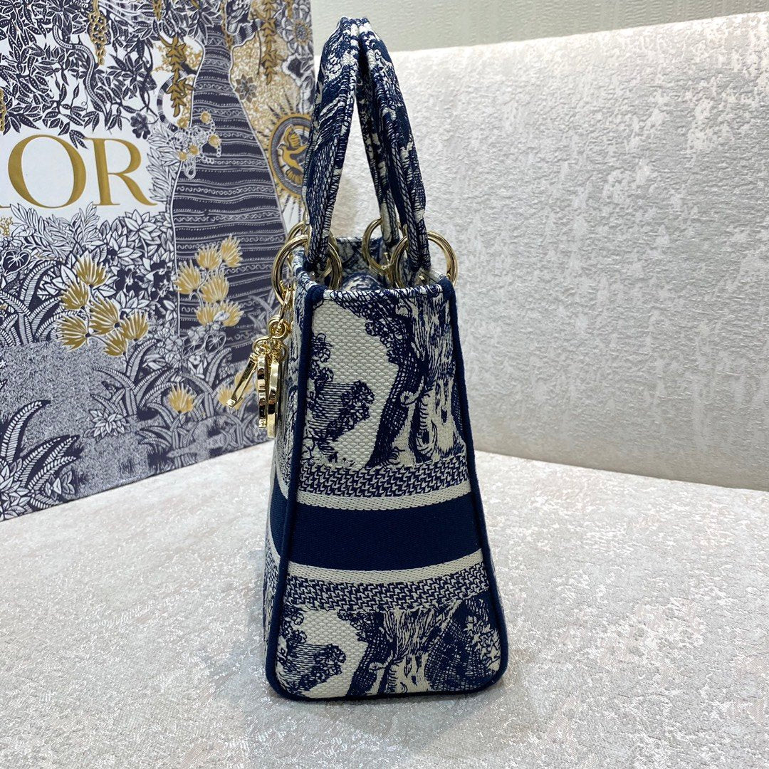 Dior MeDiorum Lady D-Lite Bag Blue Toile de Jouy Reverse Embroidery, Blue Handbags, Crossbody Bags, 24cm CD M0565ORGO_M928