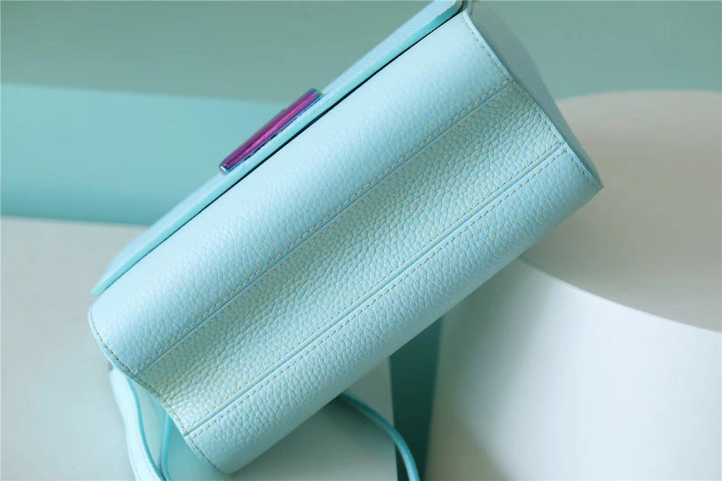 Louis Vuitton Twist MM Grain Blue For Women,  Shoulder And Crossbody Bags 9.1in/23cm Louis Vuitton M20694