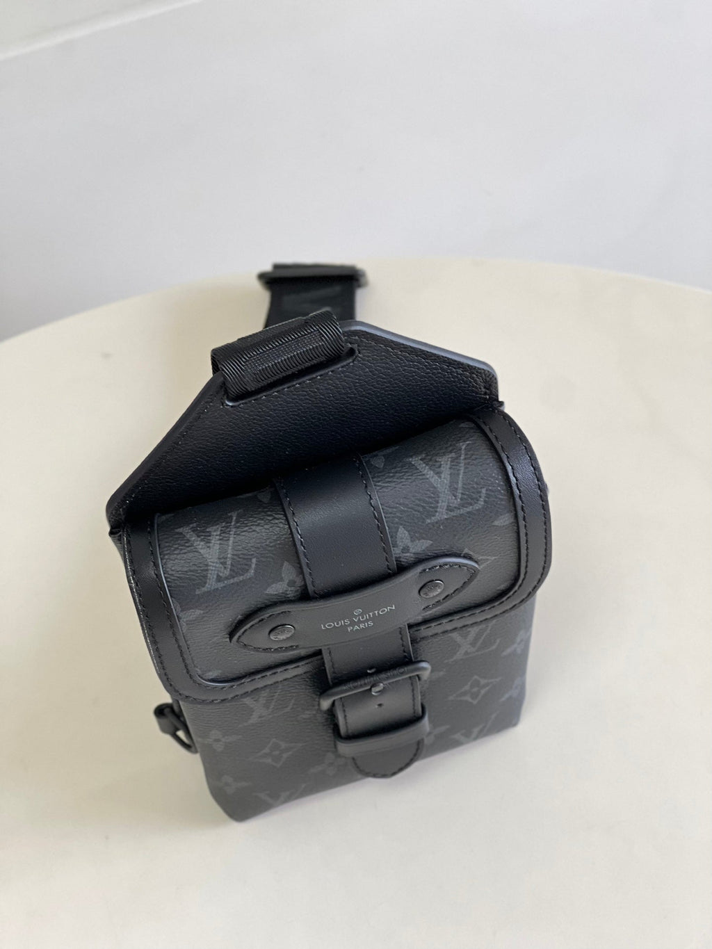 Louis Vuitton Saumur Slingbag Monogram Eclipse Black For Men, Bags, Crossbody Bags 7.1in/18cm Louis Vuitton M45912