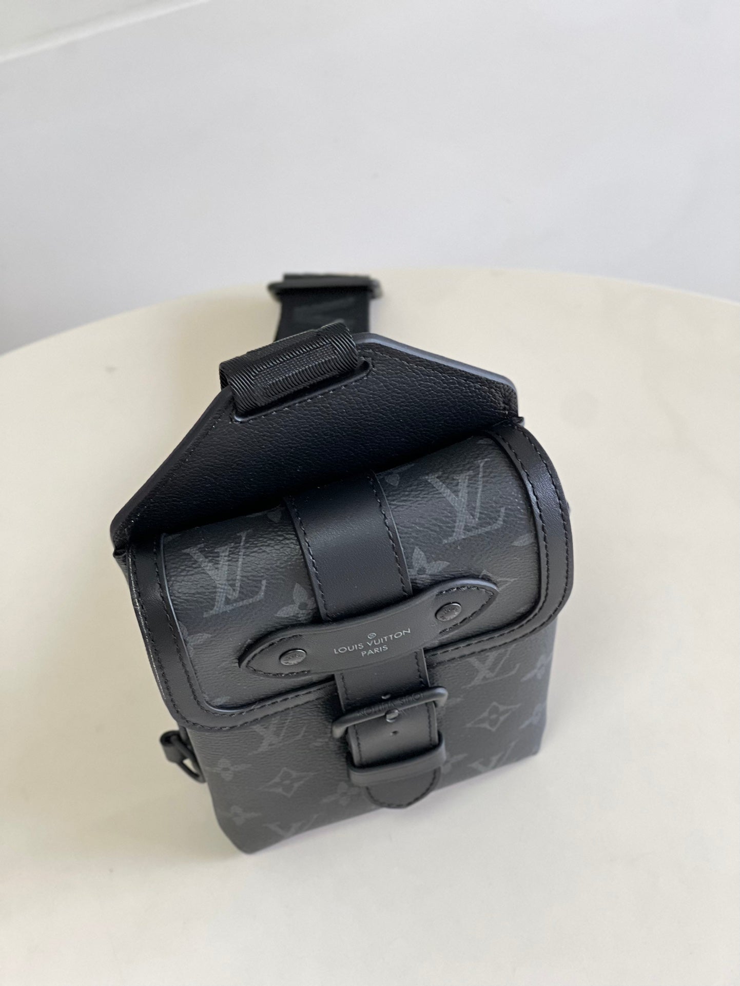 Louis Vuitton Saumur Slingbag Monogram Eclipse Black For Men, Bags, Crossbody Bags 7.1in/18cm Louis Vuitton M45912