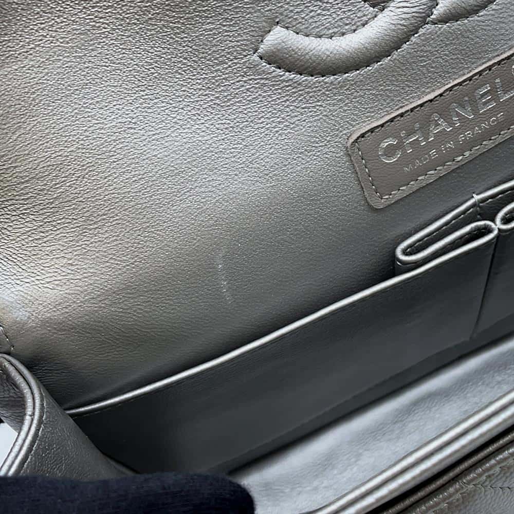 CHANEL Matelasse V Stitch ChainShoulder SiLouis VuittonerA01112 Caviar Leather