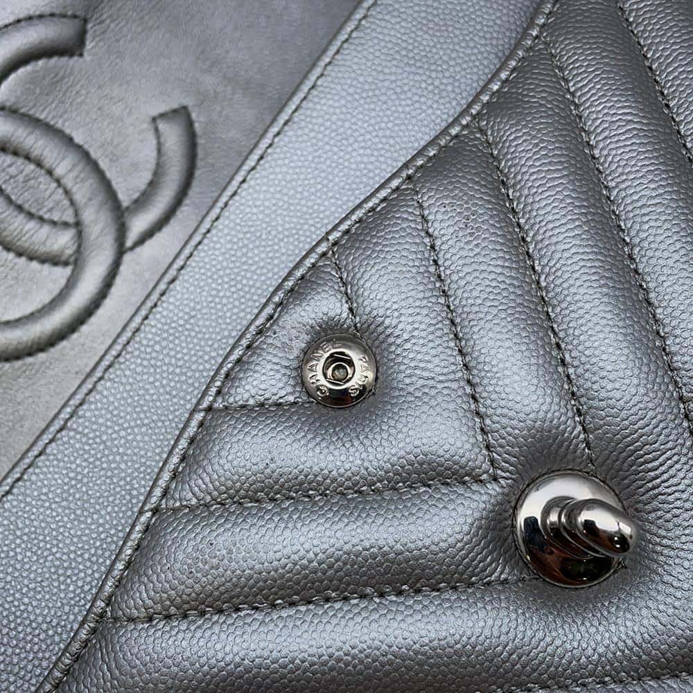 CHANEL Matelasse V Stitch ChainShoulder SiLouis VuittonerA01112 Caviar Leather