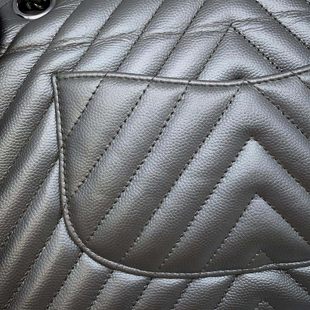 CHANEL Matelasse V Stitch ChainShoulder SiLouis VuittonerA01112 Caviar Leather