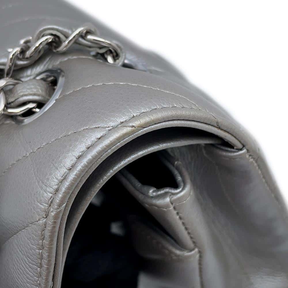 CHANEL Matelasse V Stitch ChainShoulder SiLouis VuittonerA01112 Caviar Leather