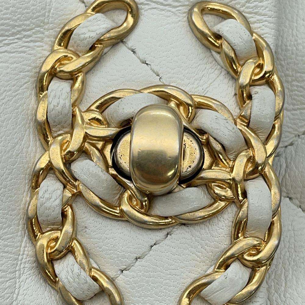 CHANEL CHANEL19 ChainShoulder Bag IvoryAS1160 Lambskin