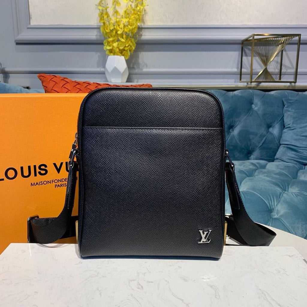 Louis Vuitton Alex Messenger Taiga Black For Men, Bags, Shoulder And Crossbody Bags 9.8in/25cm Louis Vuitton M30265