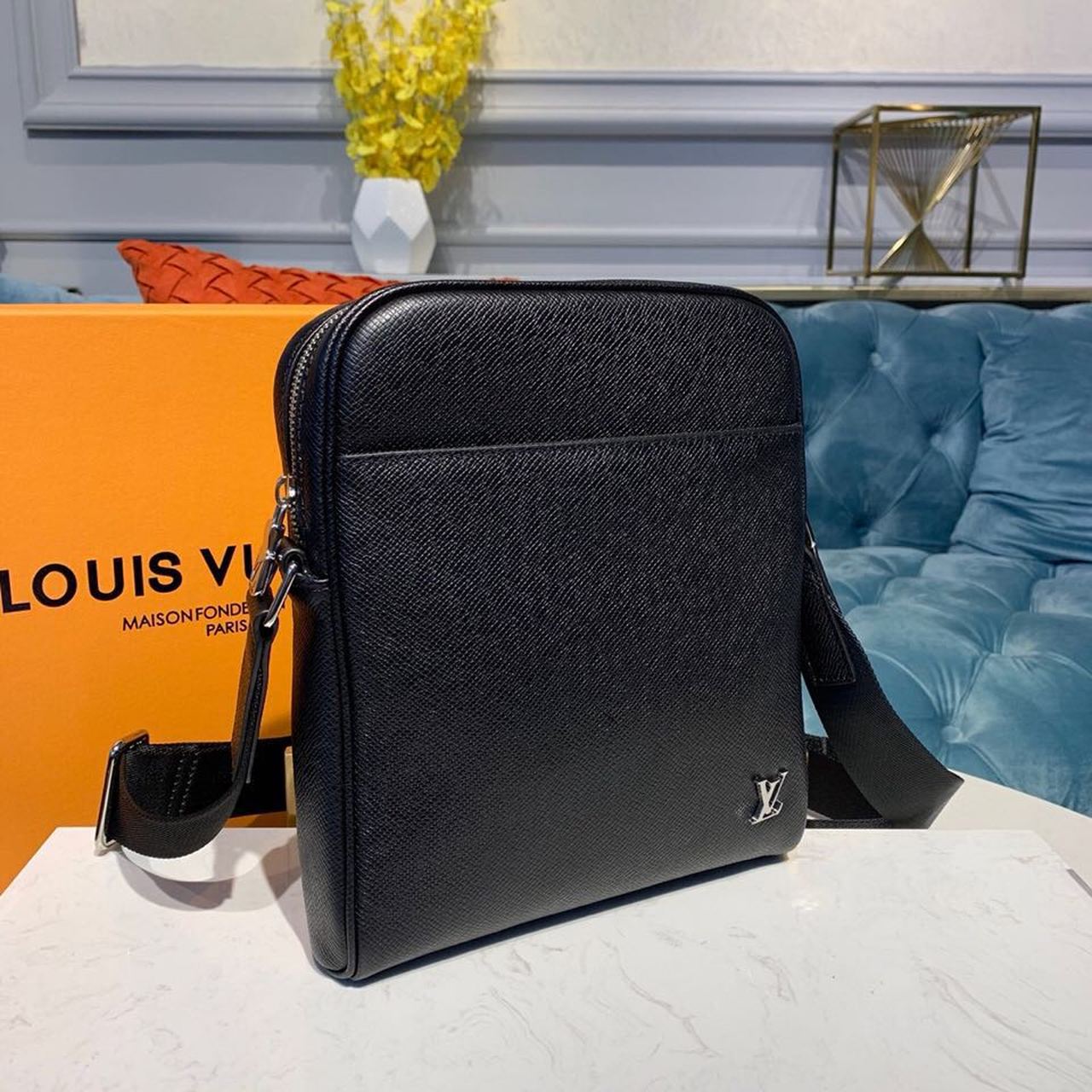 Louis Vuitton Alex Messenger Taiga Black For Men, Bags, Shoulder And Crossbody Bags 9.8in/25cm Louis Vuitton M30265