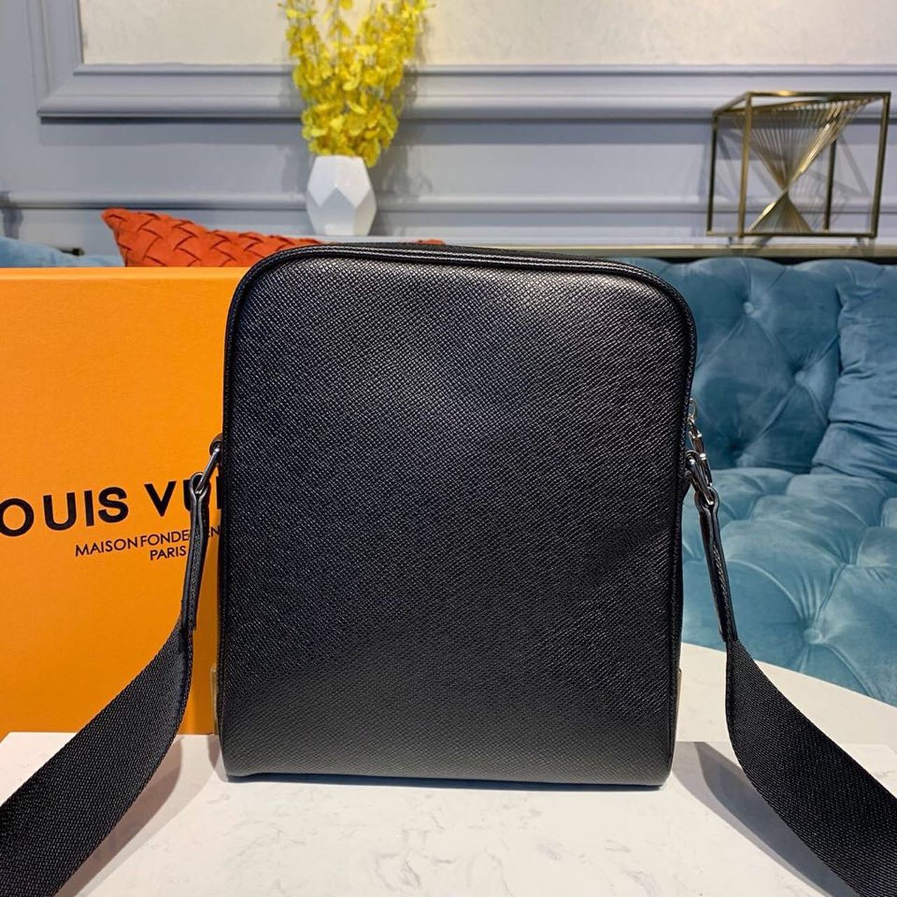 Louis Vuitton Alex Messenger Taiga Black For Men, Bags, Shoulder And Crossbody Bags 9.8in/25cm Louis Vuitton M30265