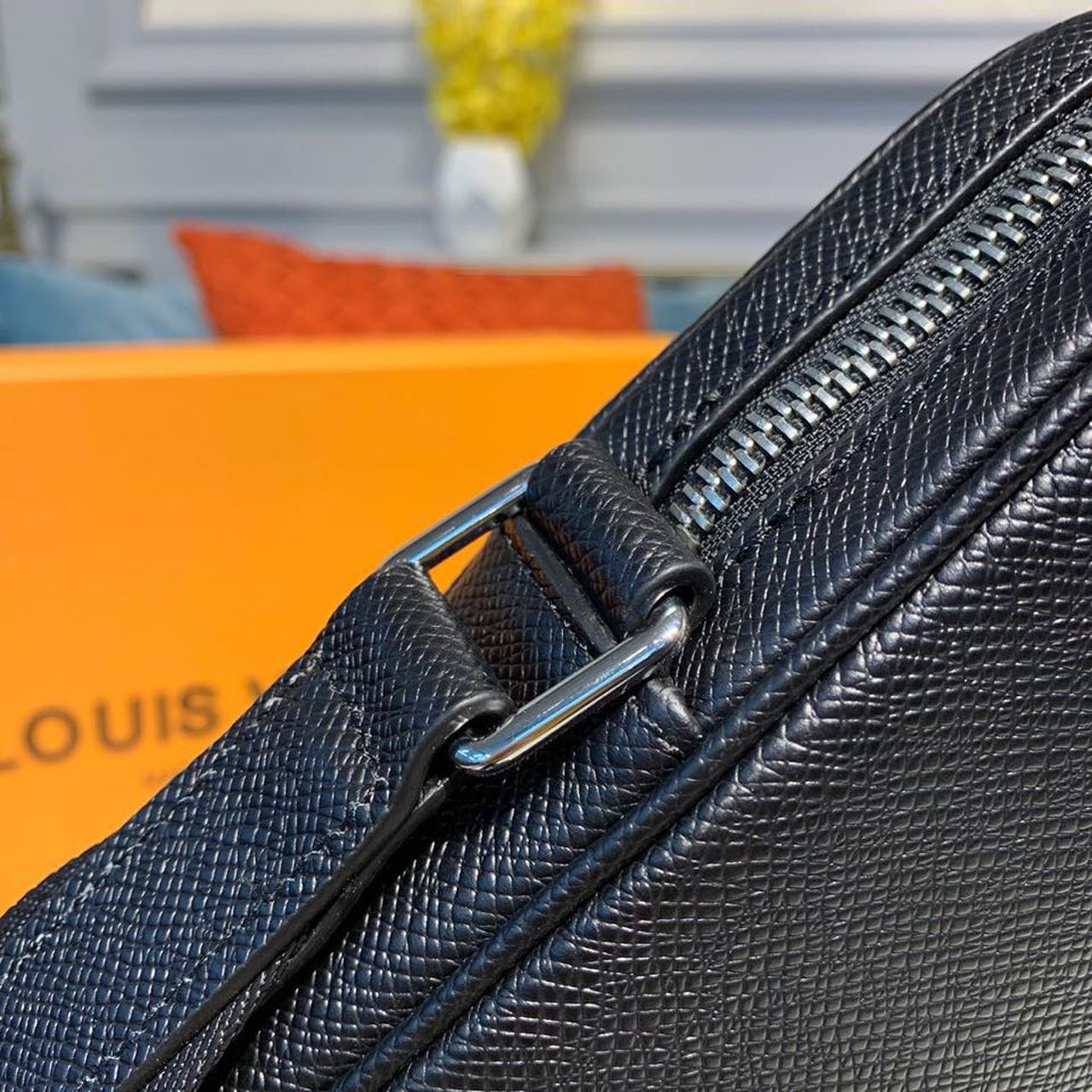 Louis Vuitton Alex Messenger Taiga Black For Men, Bags, Shoulder And Crossbody Bags 9.8in/25cm Louis Vuitton M30265
