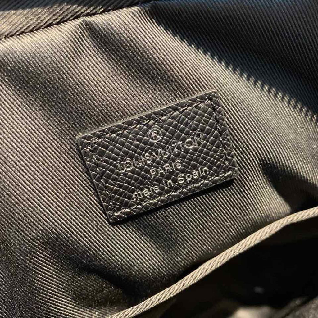 Louis Vuitton Alex Messenger Taiga Black For Men, Bags, Shoulder And Crossbody Bags 9.8in/25cm Louis Vuitton M30265