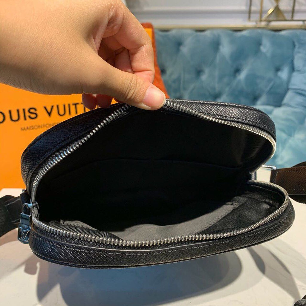 Louis Vuitton Alex Messenger Taiga Black For Men, Bags, Shoulder And Crossbody Bags 9.8in/25cm Louis Vuitton M30265