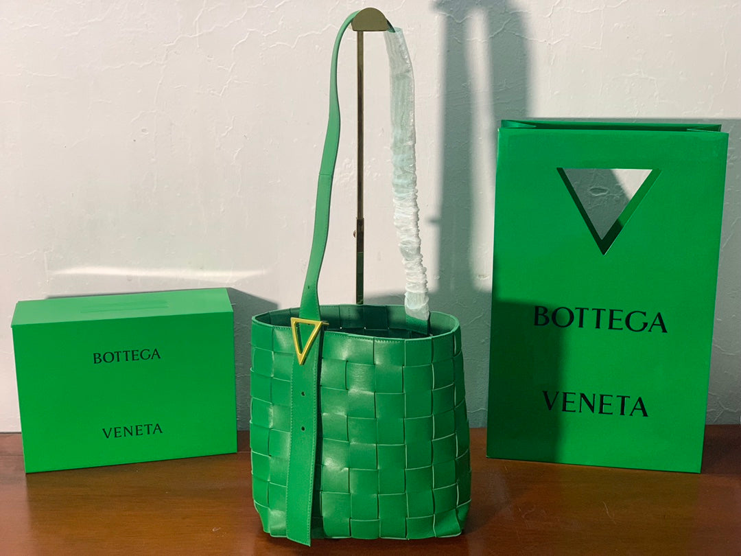 Bottega Veneta Shoulder Bag Nappa Green, For Women, Women’s Bags 12.9in/33cm