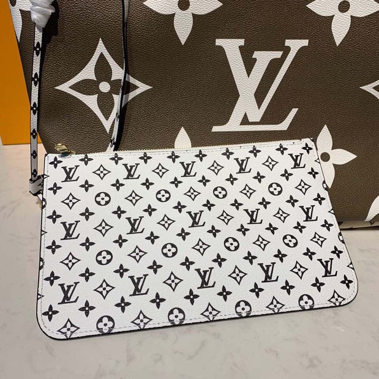 Louis Vuitton Neverfull MM Tote Bag Monogram Canvas Khaki/Beige For Women,  Shoulder Bags 12.2in/31cm Louis Vuitton M44568
