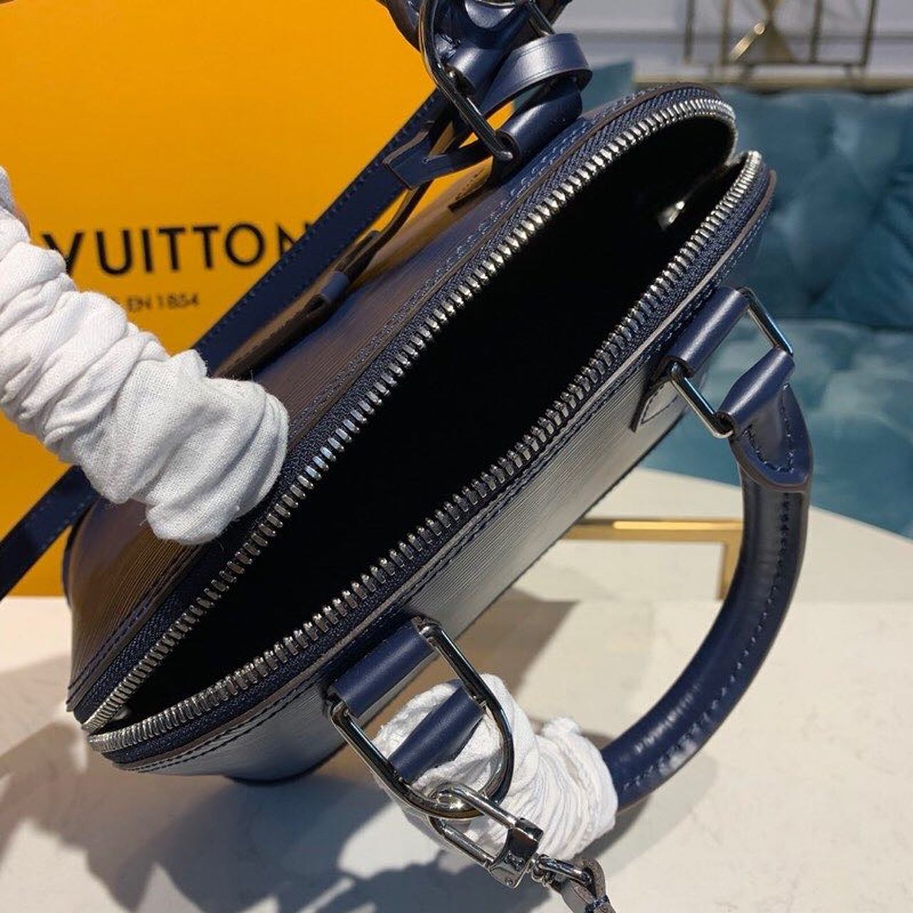 Louis Vuitton Alma Epi InGLAMIgo Blue For Women, WomenÃƒÂ¢Ã¢â€šÂ¬Ã¢â€žÂ¢s Handbags, Shoulder And Crossbody Bags 9.2in/23.5cm Louis Vuitton M40855