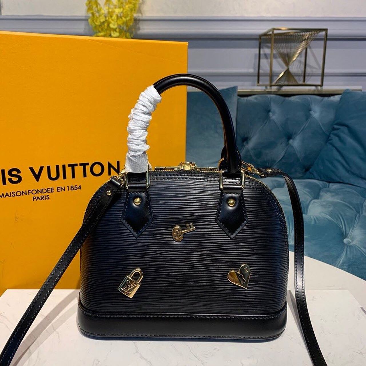 Louis Vuitton Alma Epi Black For Women,  Shoulder And Crossbody Bags 9.2in/23.5cm Louis Vuitton M52884