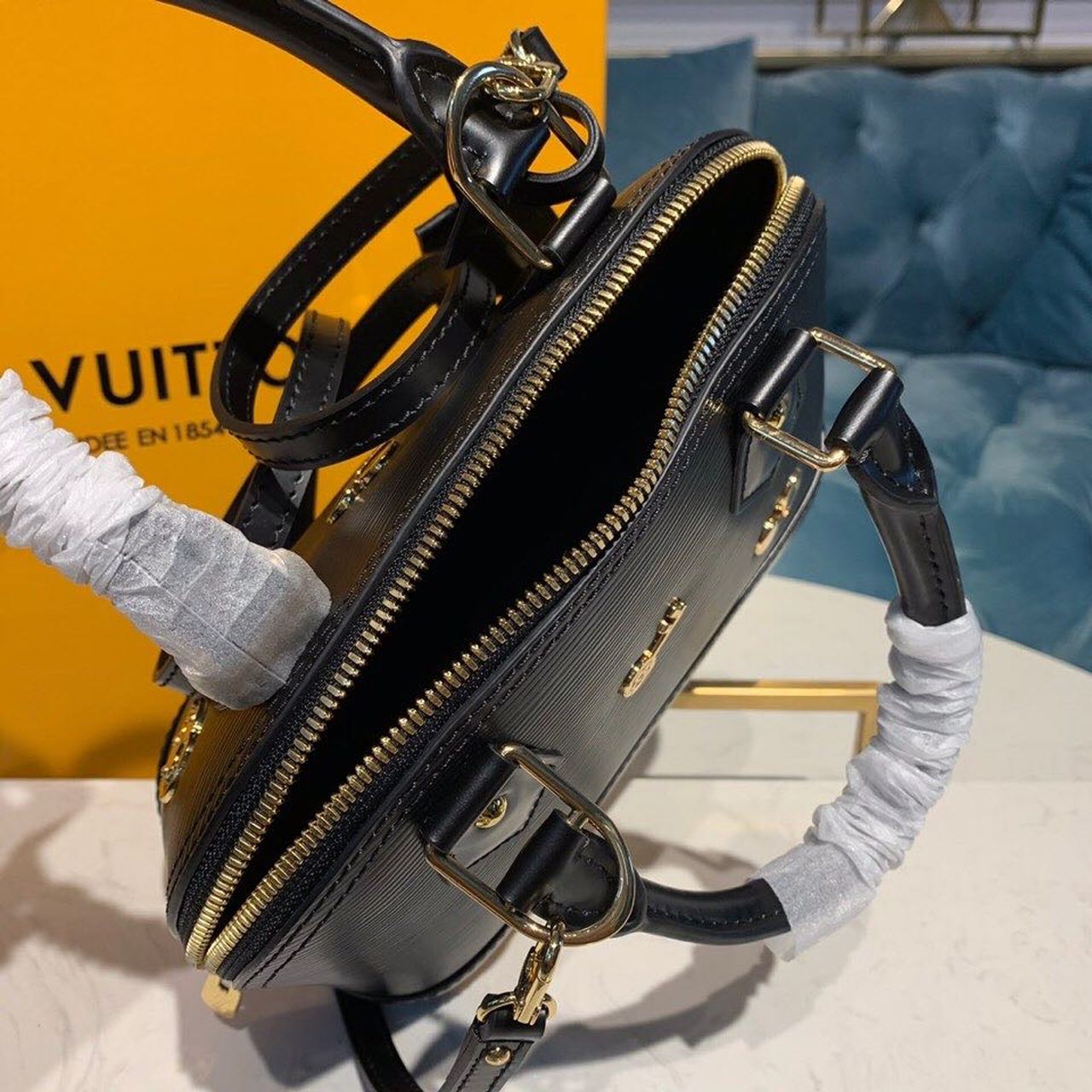 Louis Vuitton Alma Epi Black For Women,  Shoulder And Crossbody Bags 9.2in/23.5cm Louis Vuitton M52884