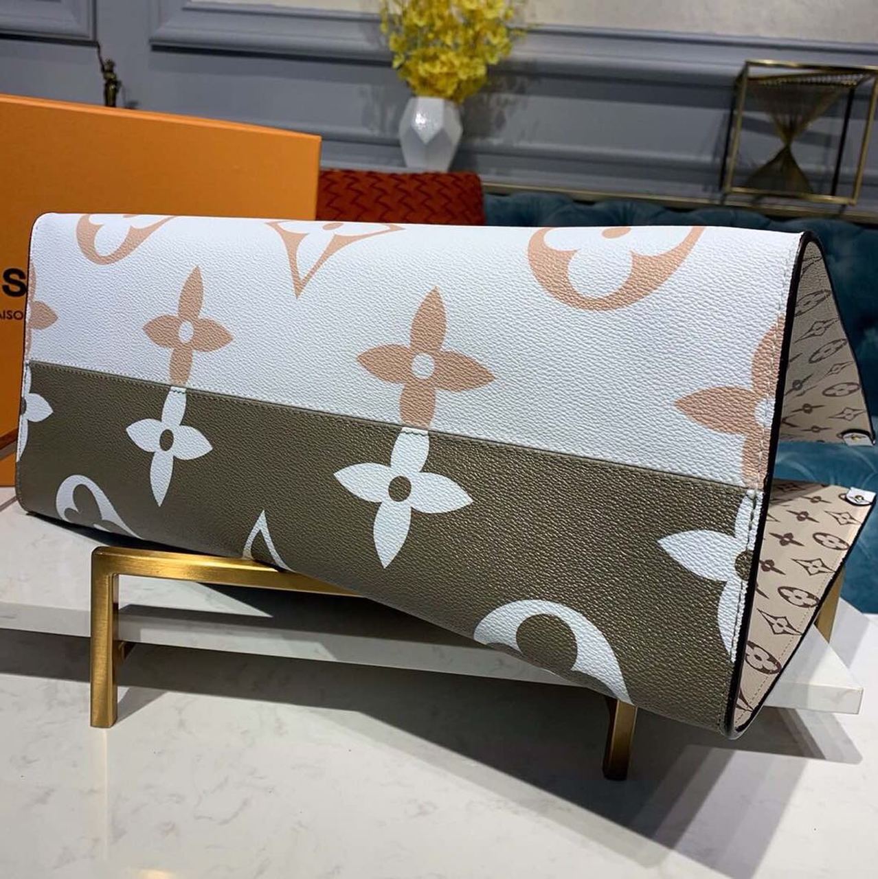 Louis Vuitton OnTheGo GM Tote Bag Monogram Giant Canvas Khaki/Cream/Beige For Women,  Shoulder Bags 16.3in/41.5cm Louis Vuitton M44571