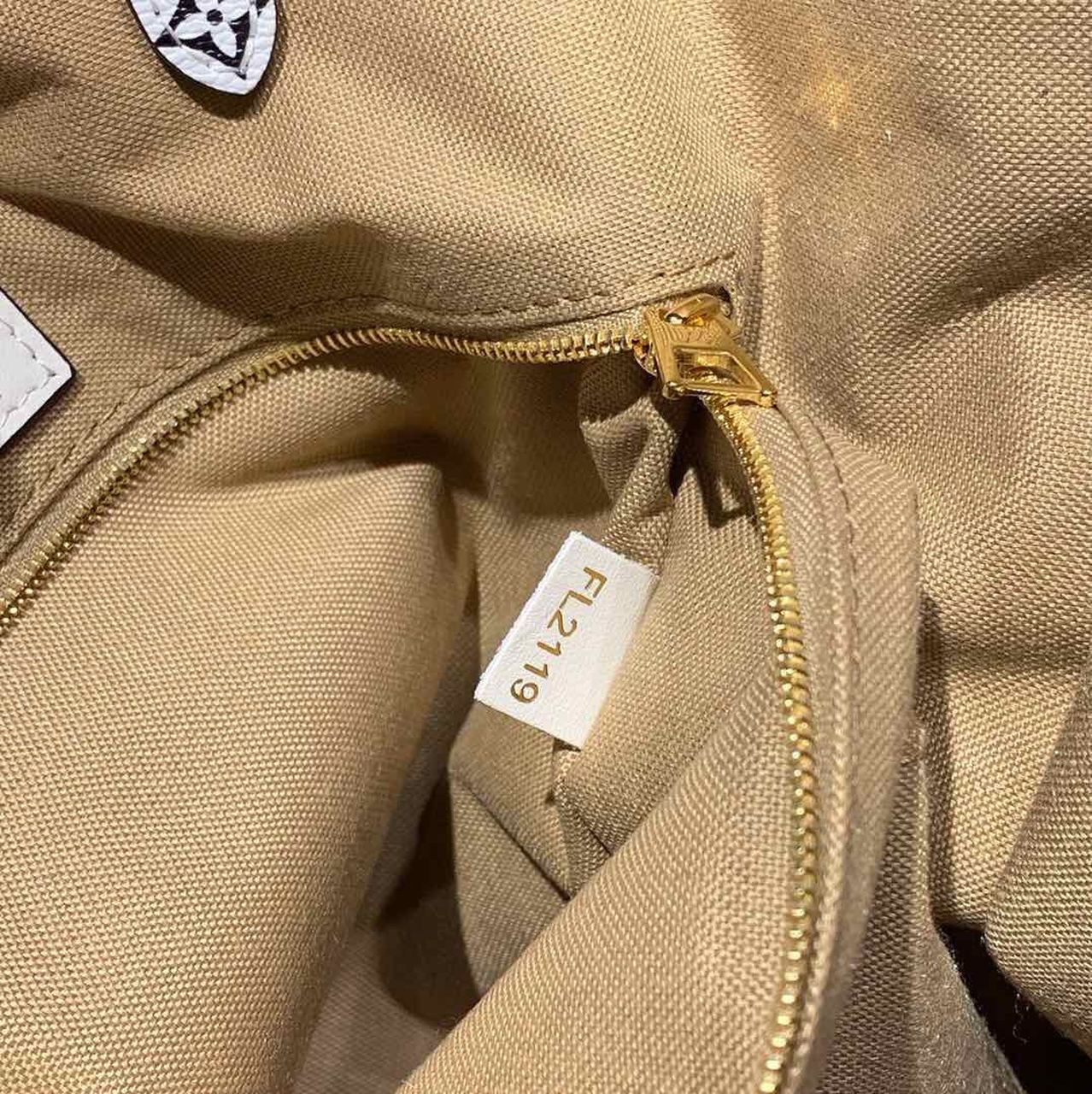 Louis Vuitton OnTheGo GM Tote Bag Monogram Giant Canvas Khaki/Cream/Beige For Women,  Shoulder Bags 16.3in/41.5cm Louis Vuitton M44571