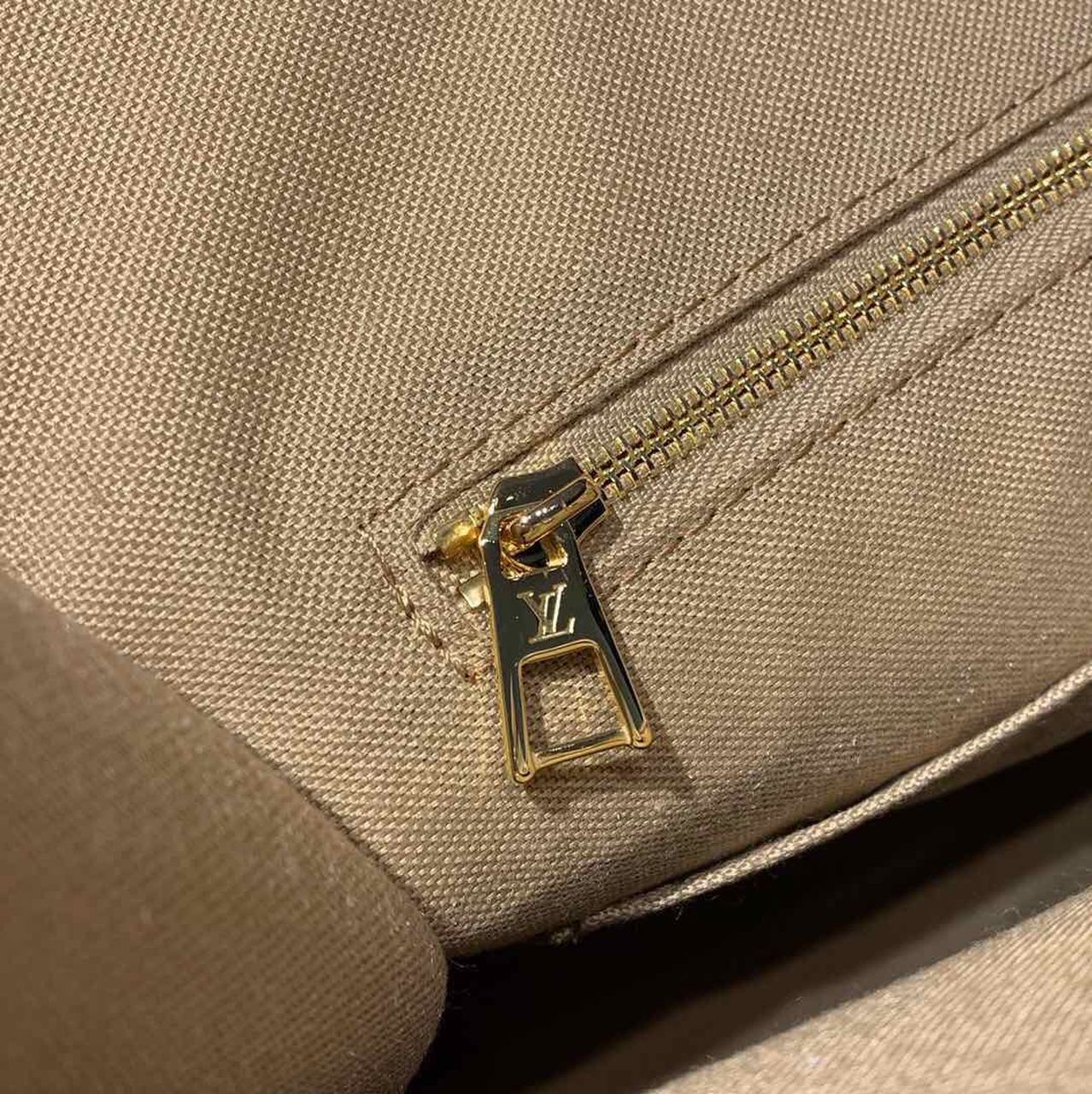 Louis Vuitton OnTheGo GM Tote Bag Monogram Giant Canvas Khaki/Cream/Beige For Women,  Shoulder Bags 16.3in/41.5cm Louis Vuitton M44571