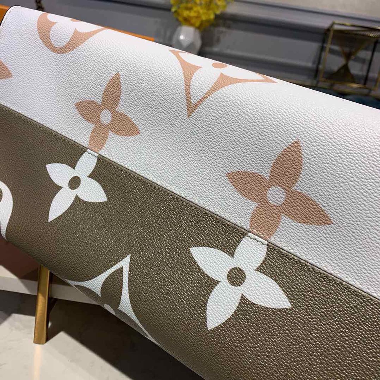 Louis Vuitton OnTheGo GM Tote Bag Monogram Giant Canvas Khaki/Cream/Beige For Women,  Shoulder Bags 16.3in/41.5cm Louis Vuitton M44571