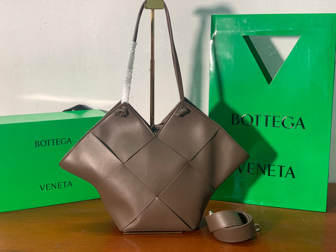 Bottega Veneta Shoulder Bag Dark Brown, For Women, Women’s Bags 17.7in/45cm