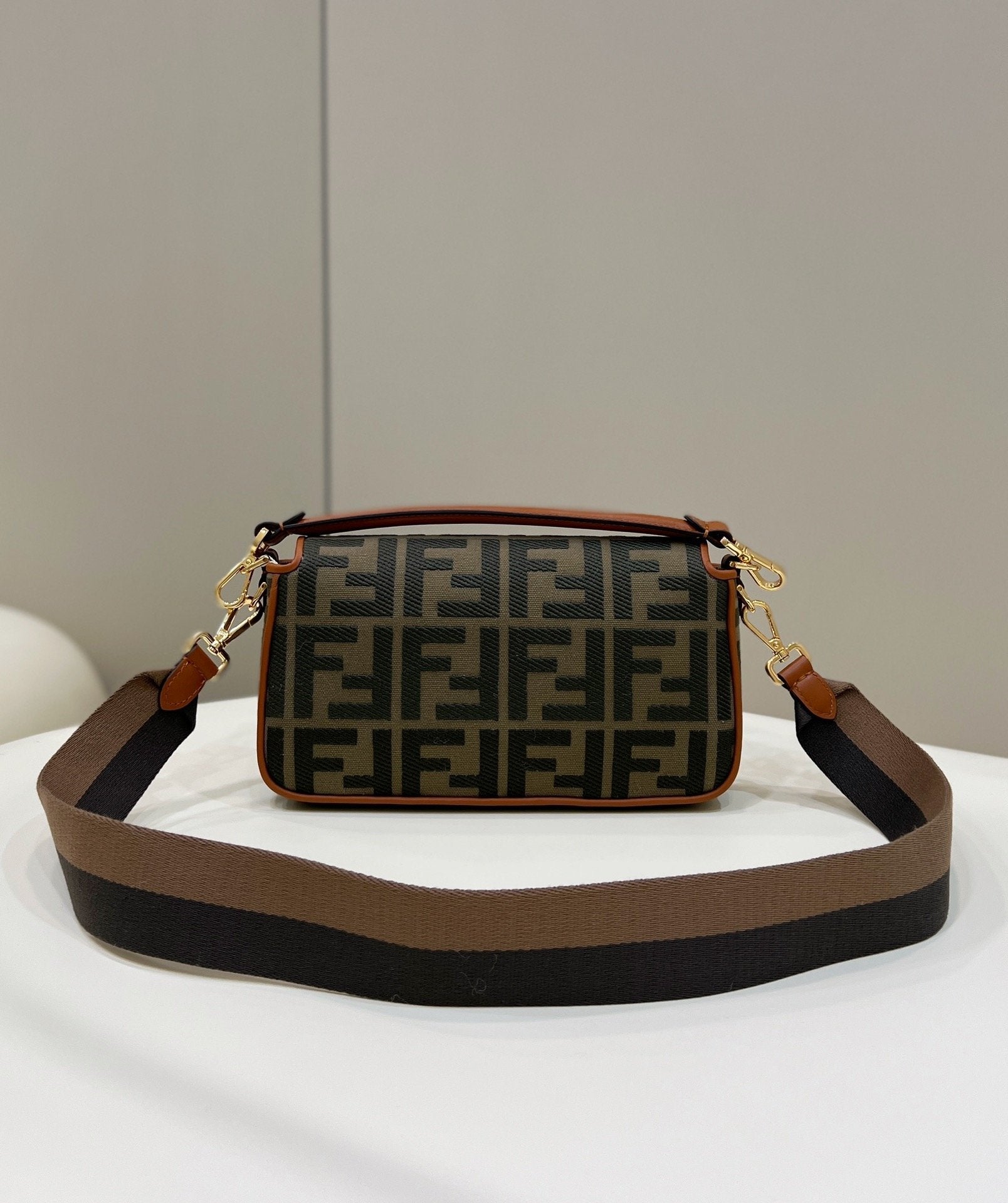 Baguette Khaki For Women, WomenÃ¢â‚¬â„¢s Handbags, Shoulder And Crossbody Bags, 10.6in/27cm FF 8BR600