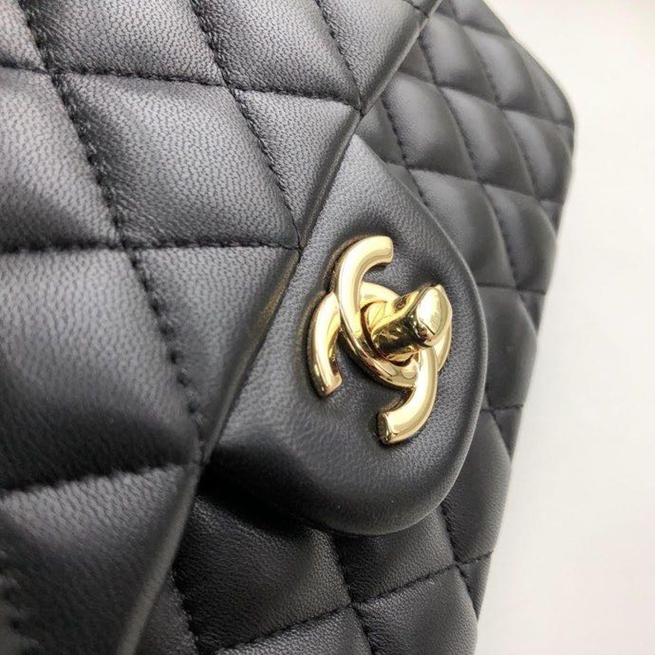 Chanel Classic Handbag Gold Toned Hardware BlackÃ‚Â For Women Bags, Shoulder And Crossbody Bags 10.2in/26cm A01112