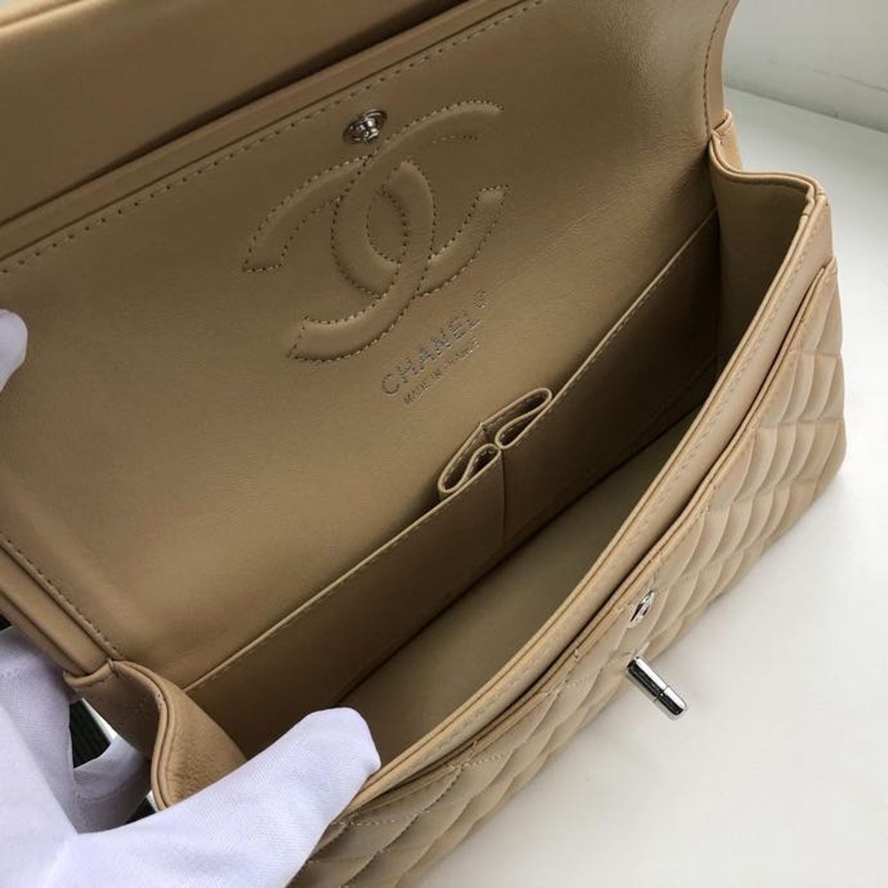 Chanel Classic Handbag SiLouis Vuittoner Hardware Beige For Women, Women’s Bags, Shoulder And Crossbody Bags 10.2in/26cm A01112