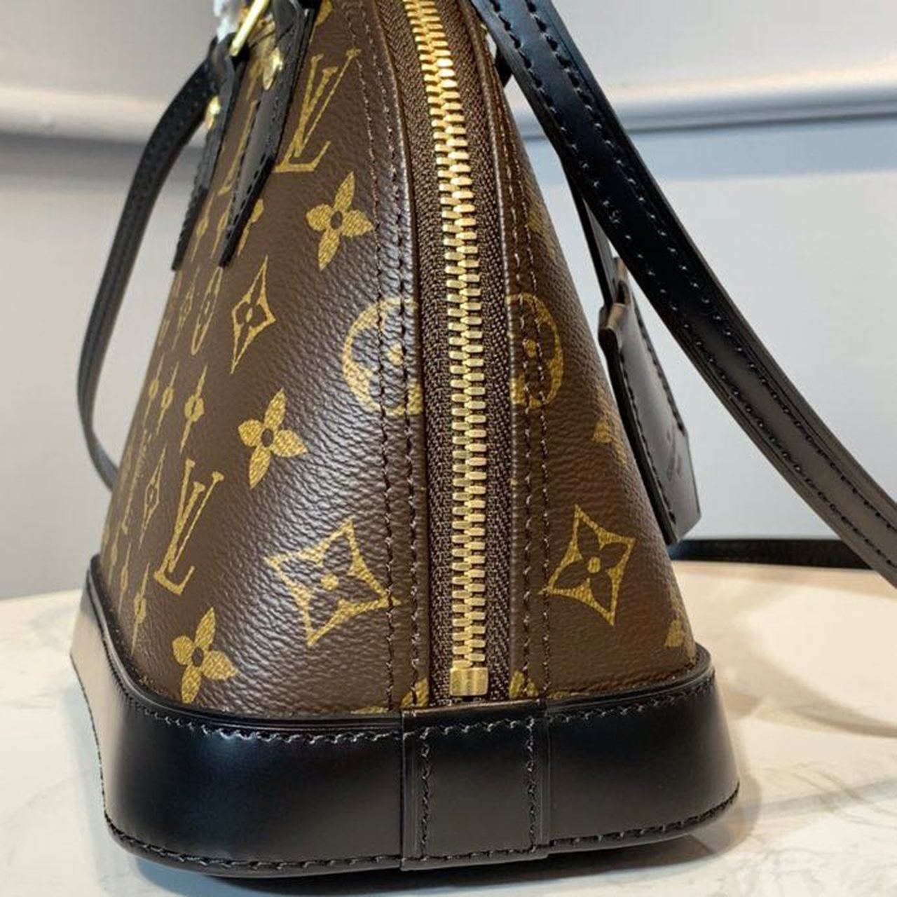 Louis Vuitton Alma Monogram Canvas For Women,  Shoulder And Crossbody Bags 9.8in/24cm Louis Vuitton M53152
