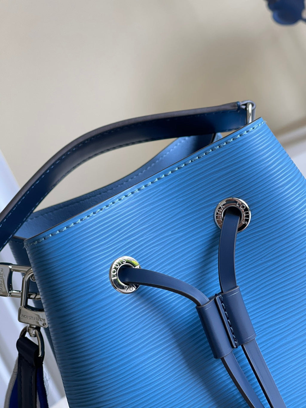 Louis Vuitton NeoNoe Bucket Bag Bleuet Blue For Women,  Shoulder And Crossbody Bags 7.9in/20cm Louis Vuitton M57691