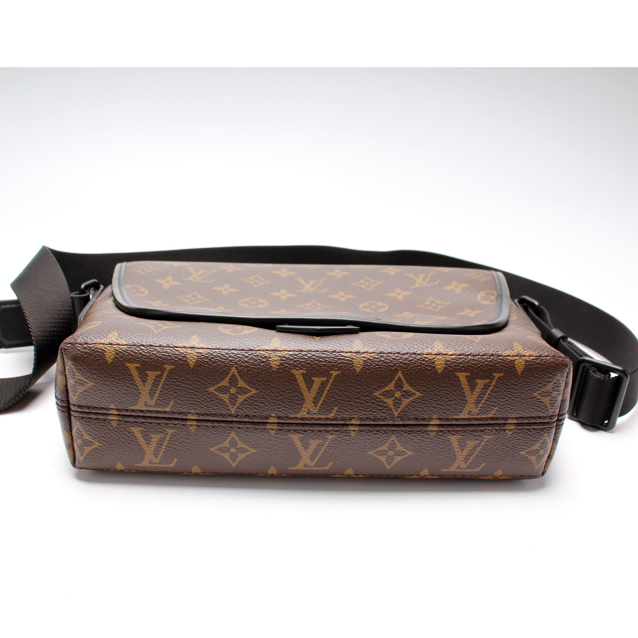 Magnetic Messenger Monogram Macassar