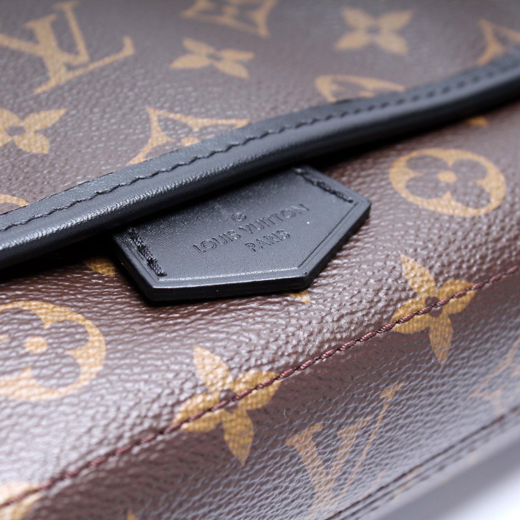Magnetic Messenger Monogram Macassar