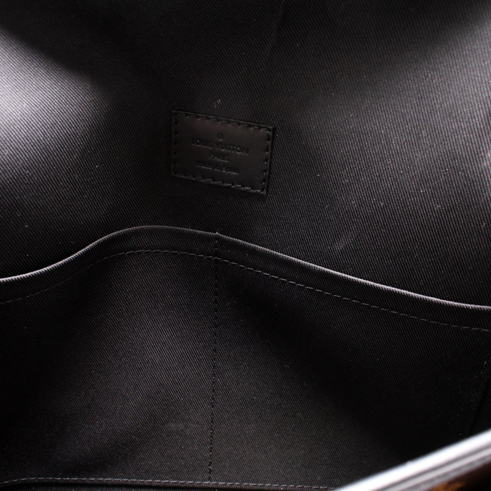 Magnetic Messenger Monogram Macassar