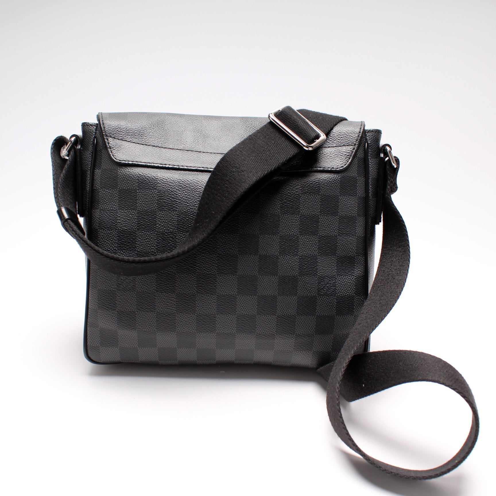 District PM Damier Graphite