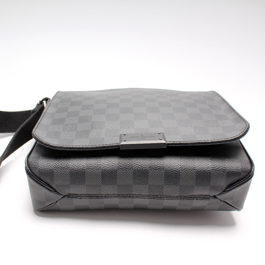 District PM Damier Graphite