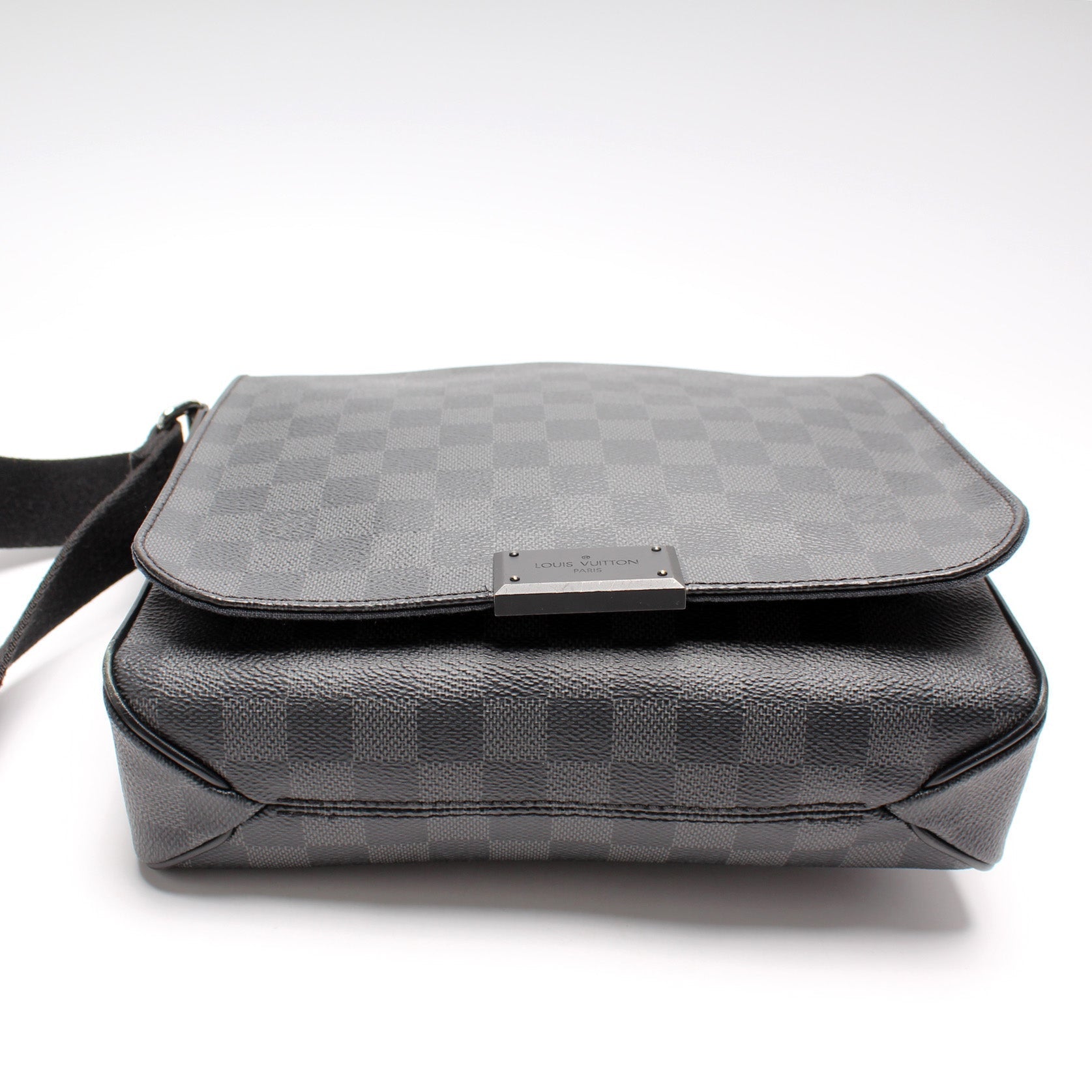 District PM Damier Graphite