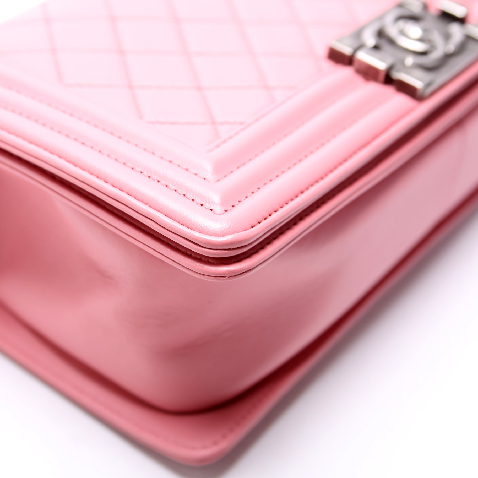 Chanel Boy Flap Medium Old Lambskin 15-20M Pink