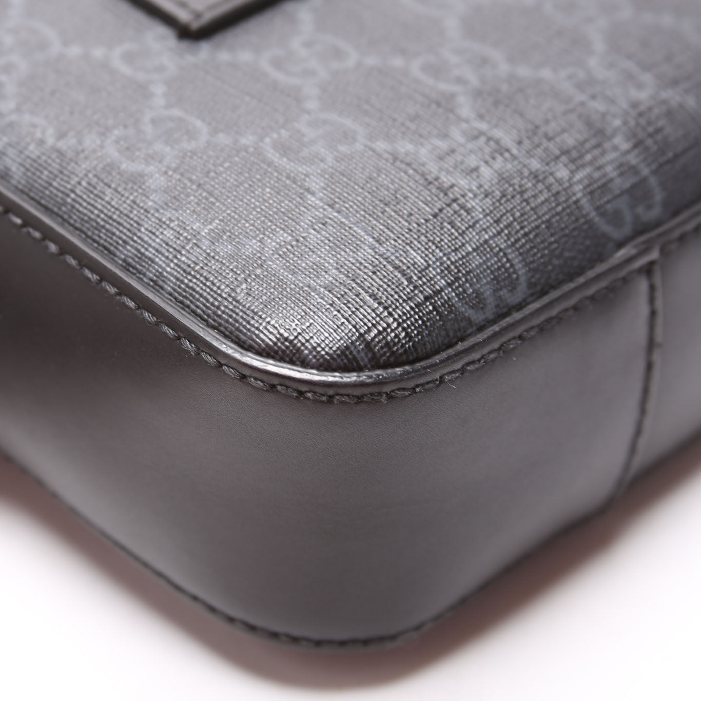 Gucci 598103 GG Supreme Messenger Black