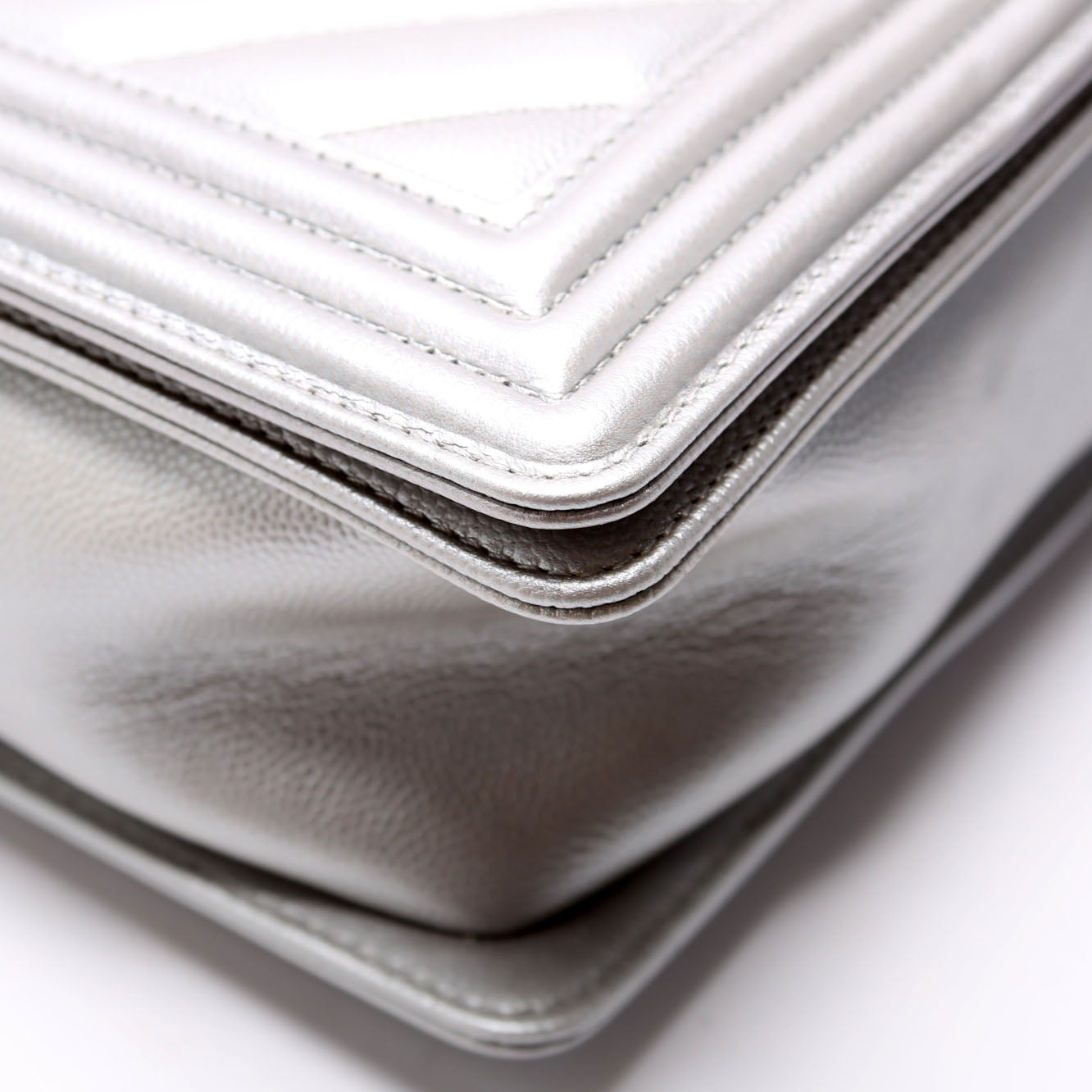Chanel Boy Flap Medium Old Chevron Caviar 21-25M Silver