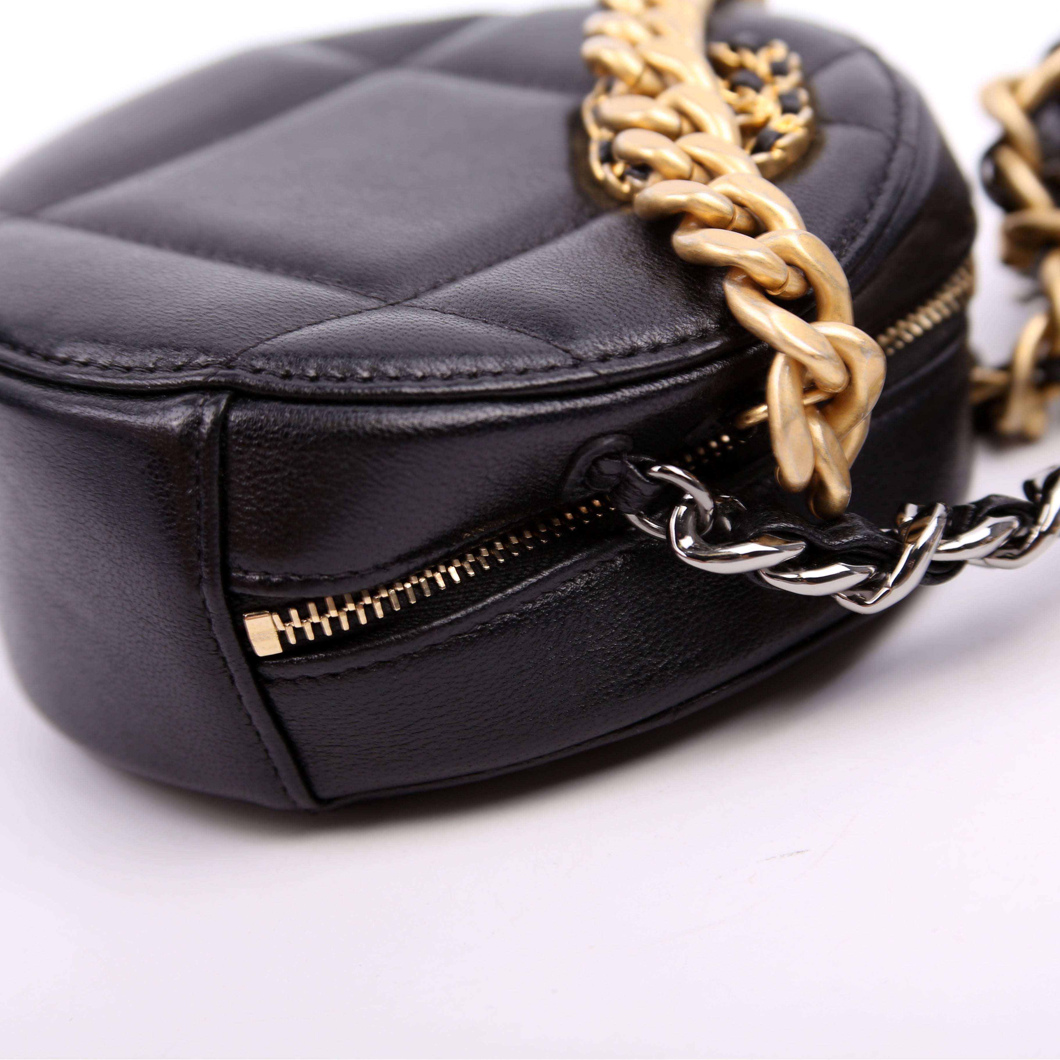 Chanel Chanel 19 Round Clutch Goarskin 29M Black