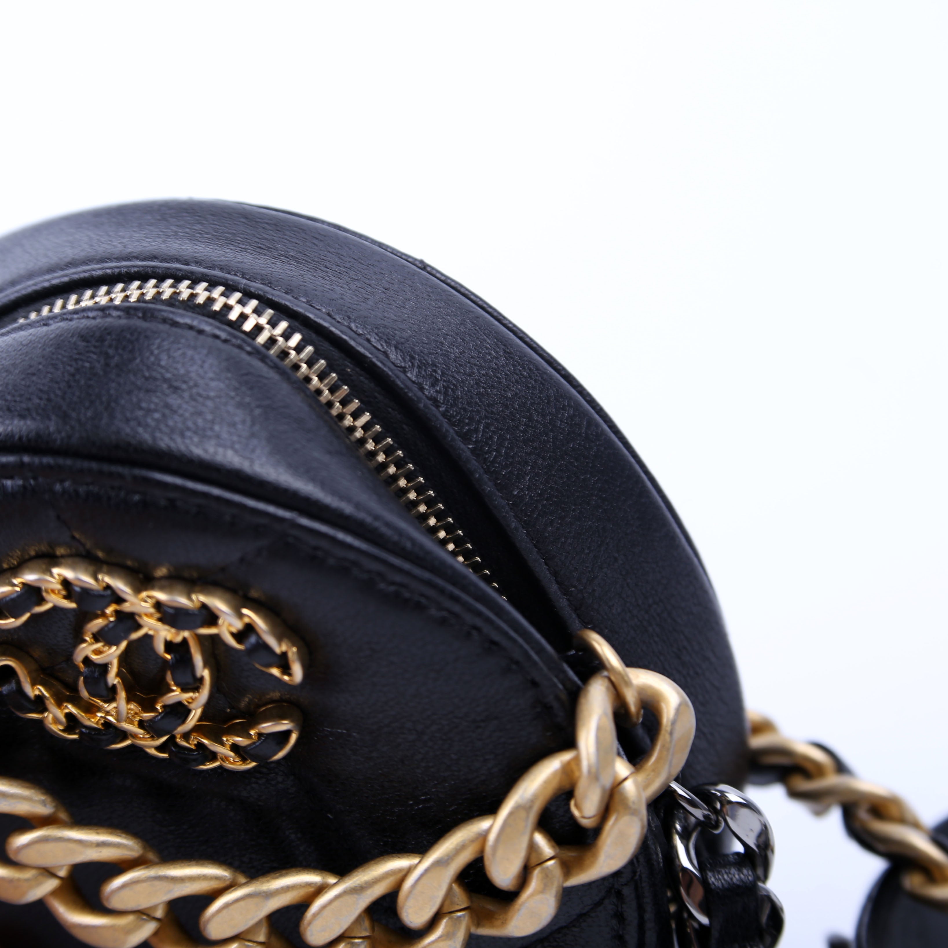 Chanel Chanel 19 Round Clutch Goarskin 29M Black