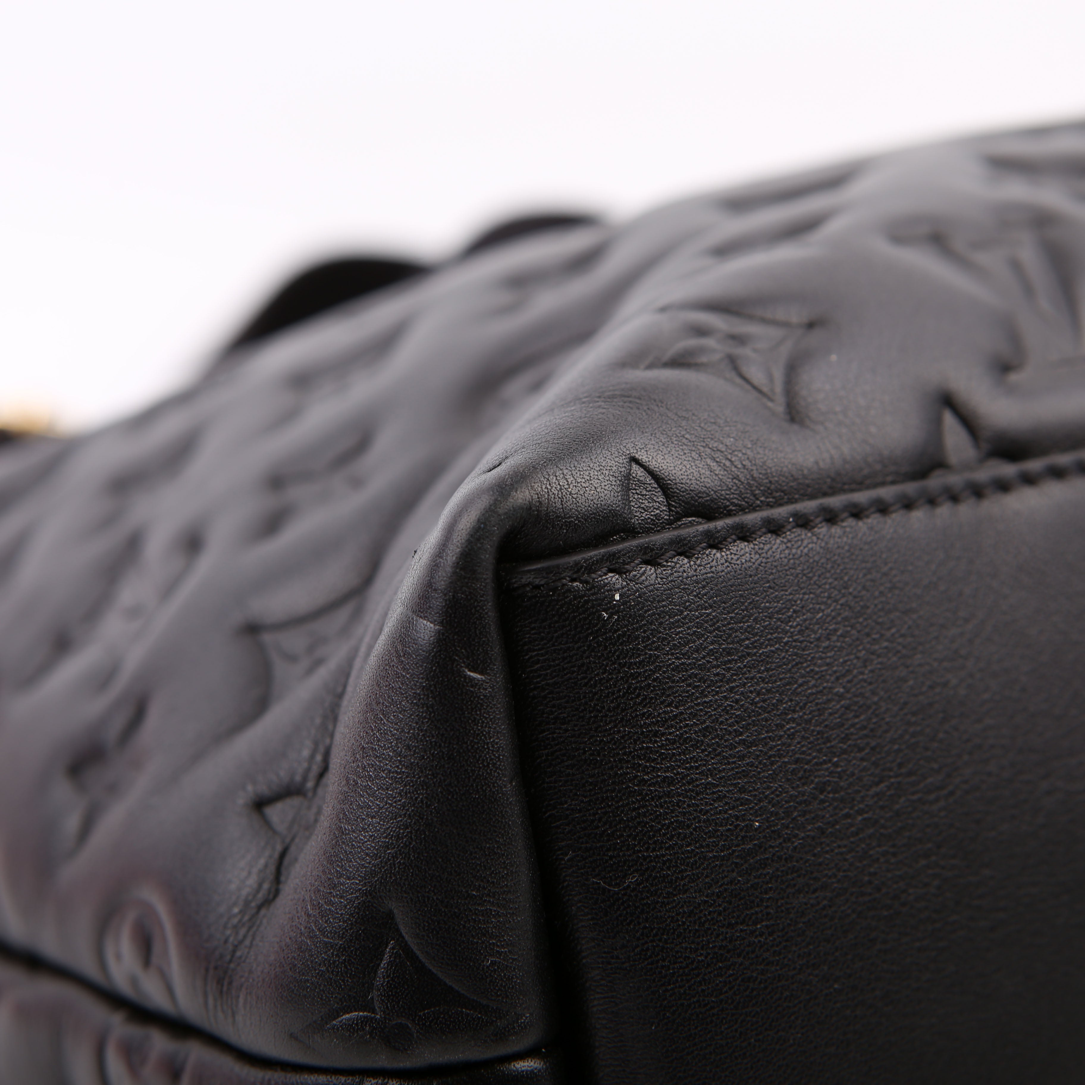 Louis Vuitton Coussin Hobo MM Lambskin Black