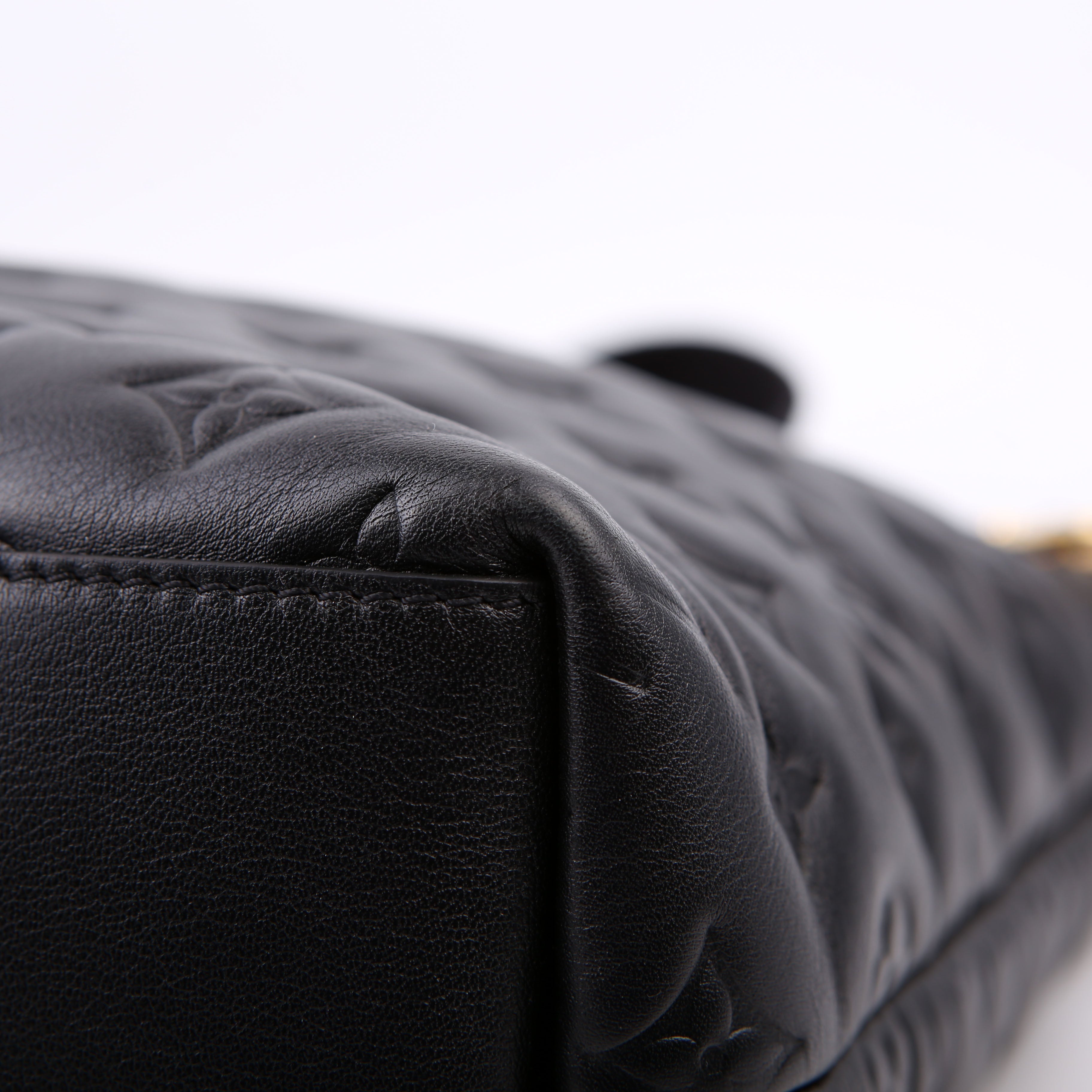 Louis Vuitton Coussin Hobo MM Lambskin Black